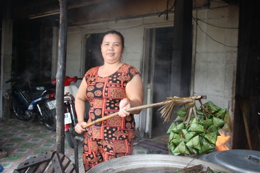 Làm nghề gói bánh ú lá tre, có gia đình “bỏ túi” cả trăm triệu đồng mỗi năm