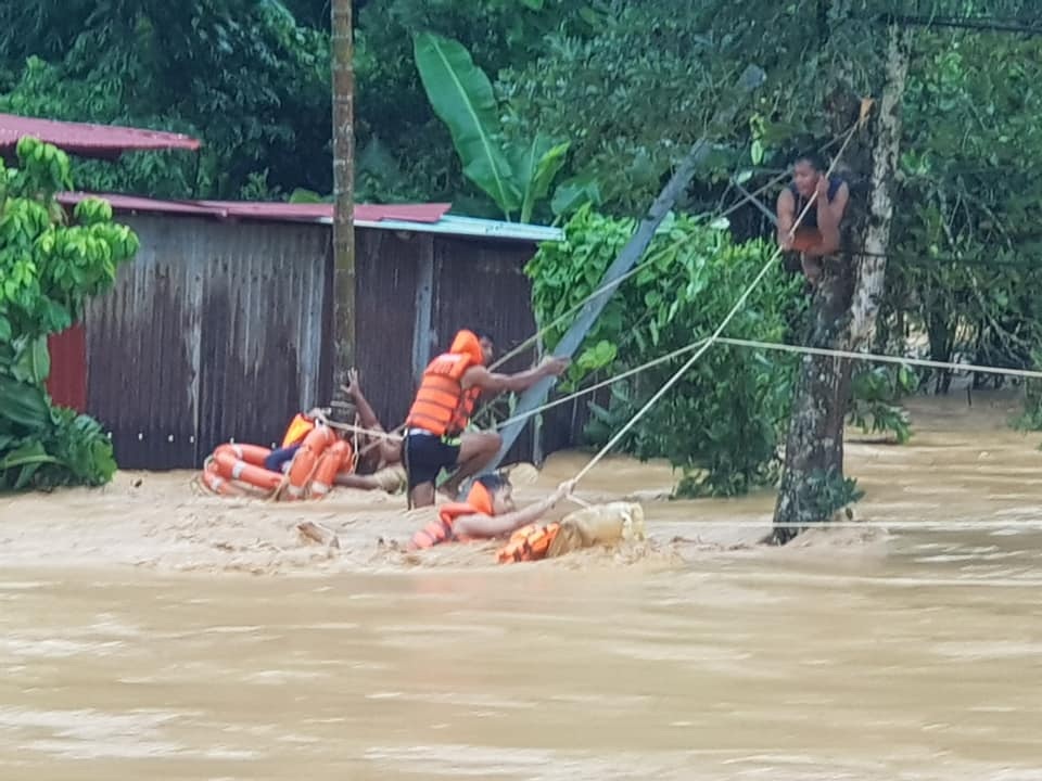 16 thanh niên xuyên đêm khiêng nữ bệnh nhân vượt 40km đi cấp cứu - 2 16 thanh niên xuyên đêm khiêng nữ bệnh nhân vượt 40km đi cấp cứu - 2