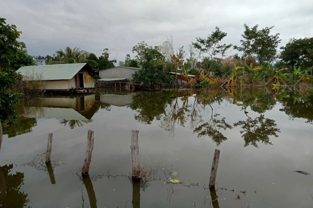 Gần 70 hộ dân bị nước lũ bủa vây suốt nửa tháng - 2