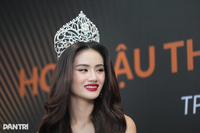 Ý Nhi vạ miệng, bị kêu gọi tước ngôi vị: Hoa hậu cần học nói thông minh? - 1 Ý Nhi vạ miệng, bị kêu gọi tước ngôi vị: Hoa hậu cần học nói thông minh? - 1