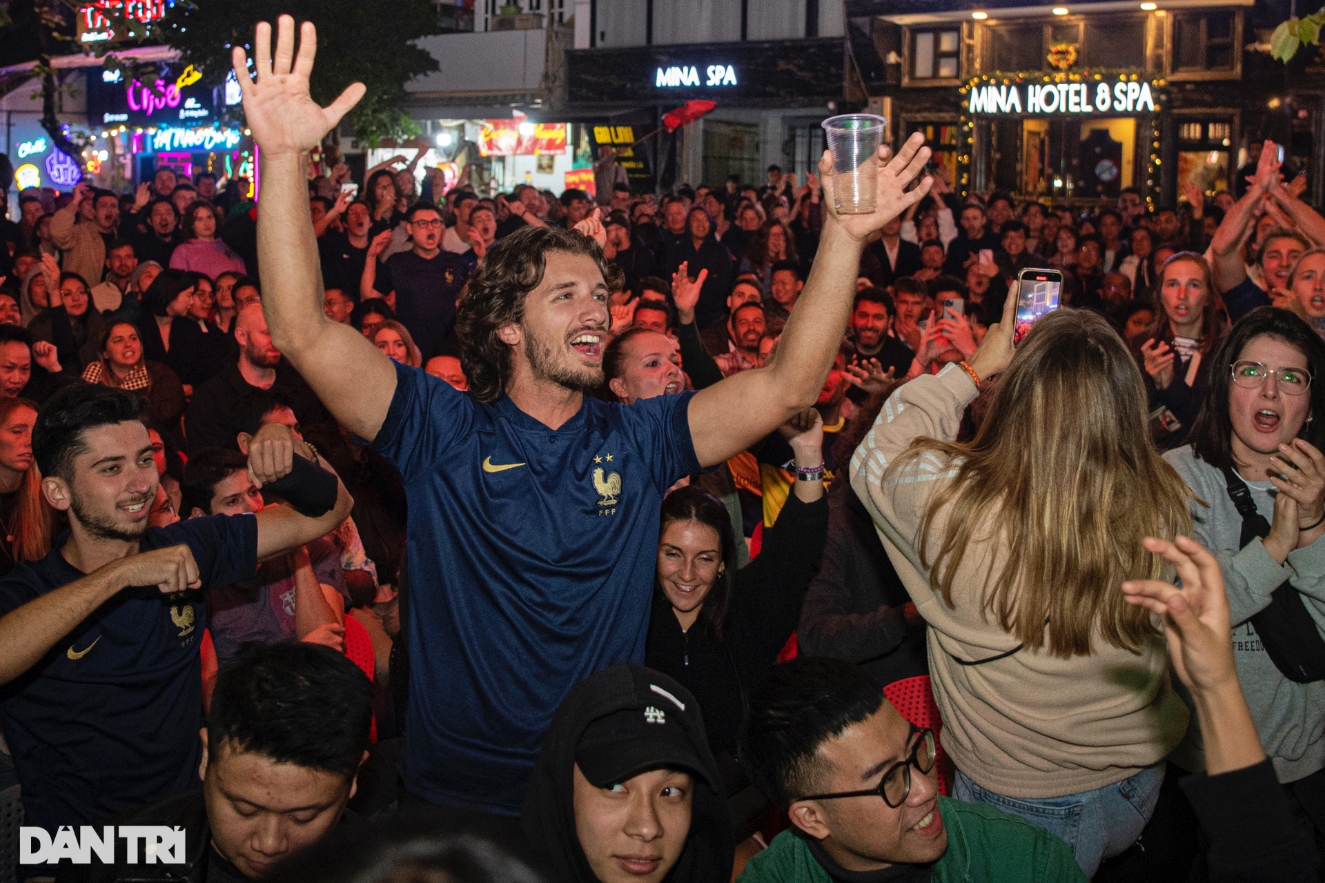 Hà Nội đêm không ngủ, cuồng nhiệt theo dõi trận chung kết World Cup 2022 - 12 Hà Nội đêm không ngủ, cuồng nhiệt theo dõi trận chung kết World Cup 2022 - 12
