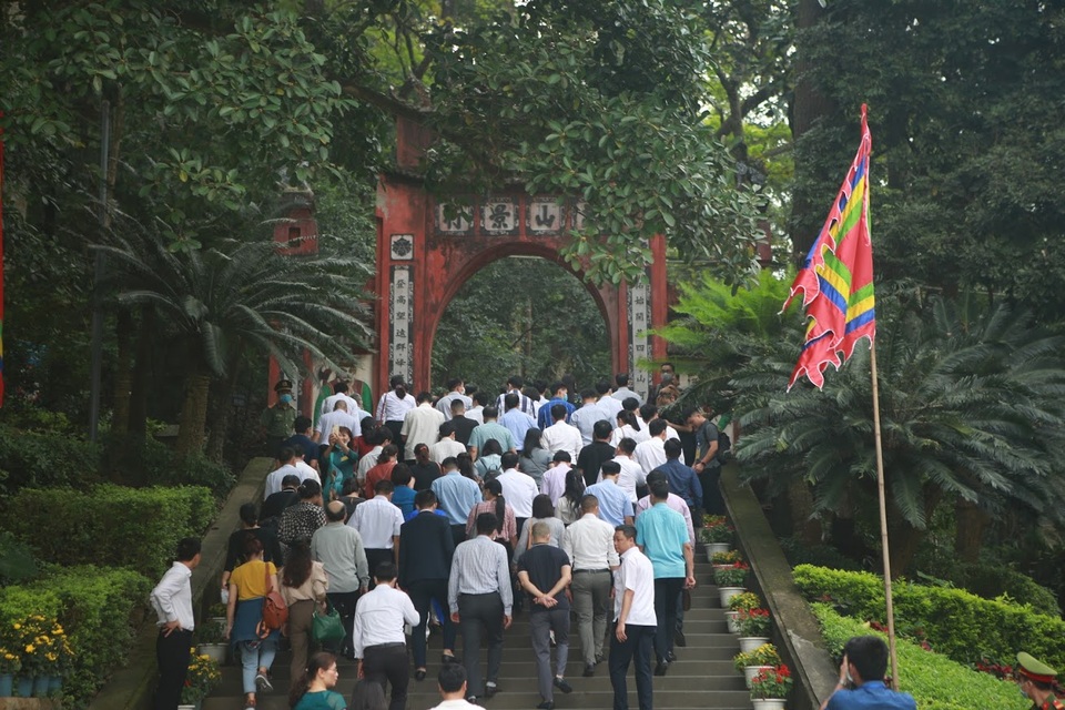 Vợ chồng cụ ông 90 tuổi leo hàng trăm bậc thang lên đền Hùng dâng hương - 1 Vợ chồng cụ ông 90 tuổi leo hàng trăm bậc thang lên đền Hùng dâng hương - 1
