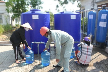 Hàng nghìn dân vùng hạn mặn tiếp tục được cung cấp nước sạch miễn phí