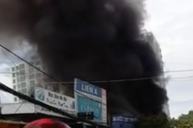 Thợ hàn bất cẩn khiến 3 cửa hàng bị cháy rụi