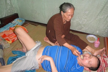 Nghẹn ngào cảnh mẹ già tuổi 80, 17 năm tần tảo nuôi con trai giáo viên liệt giường