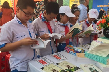Hàng ngàn người dân, học sinh đến với ngày hội đọc sách