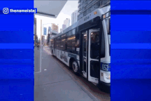 Tài xế xe bus nhổ nước bọt vào nữ hành khách