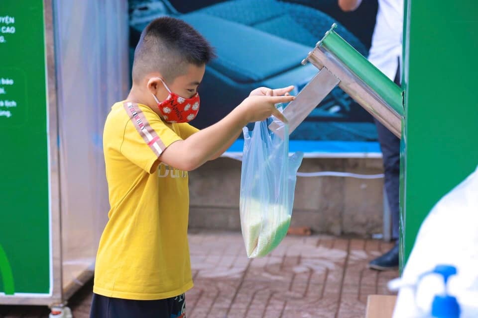 Ông bố phát gạo mùa dịch: Mong đón cả người đi ô tô đến nhận - 2 Ông bố phát gạo mùa dịch: Mong đón cả người đi ô tô đến nhận - 2
