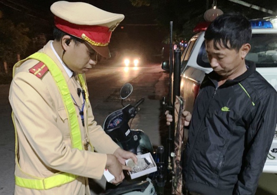 Kiểm tra nồng độ cồn, phát hiện súng tự chế và 100 viên đạn - 1 Kiểm tra nồng độ cồn, phát hiện súng tự chế và 100 viên đạn - 1