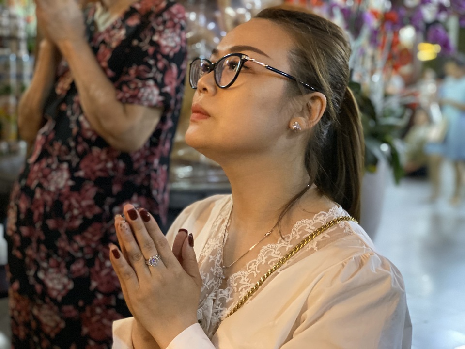 Sau giao thừa, nhiều người đi chùa cầu bình an - 7 Sau giao thừa, nhiều người đi chùa cầu bình an - 7