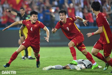 Tiến Linh: Tâm điểm của sự chỉ trích và bàn thắng "vàng" thành người hùng