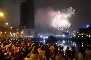 Người dân háo hức xem màn pháo hoa đẹp mắt
