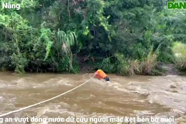 Đi chơi suối, 2 phụ nữ và 4 trẻ em bị dòng nước dữ "vây hãm"