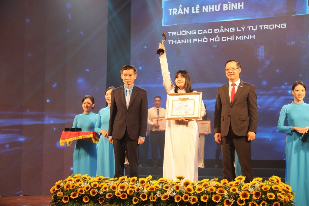Nữ sinh TPHCM chế tạo robot tiếp tân trong bệnh viện - 2 Nữ sinh TPHCM chế tạo robot tiếp tân trong bệnh viện - 2