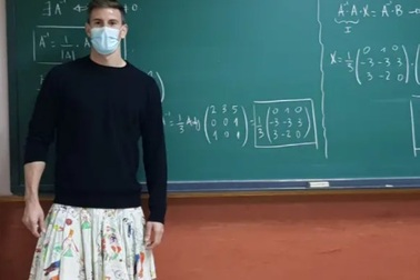 Các thầy giáo Tây Ban Nha đồng loạt mặc váy đến trường vì lý do đặc biệt