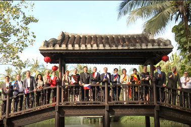 Đại sứ châu Âu gói bánh chưng, nói tiếng Việt chúc Tết cổ truyền Việt Nam