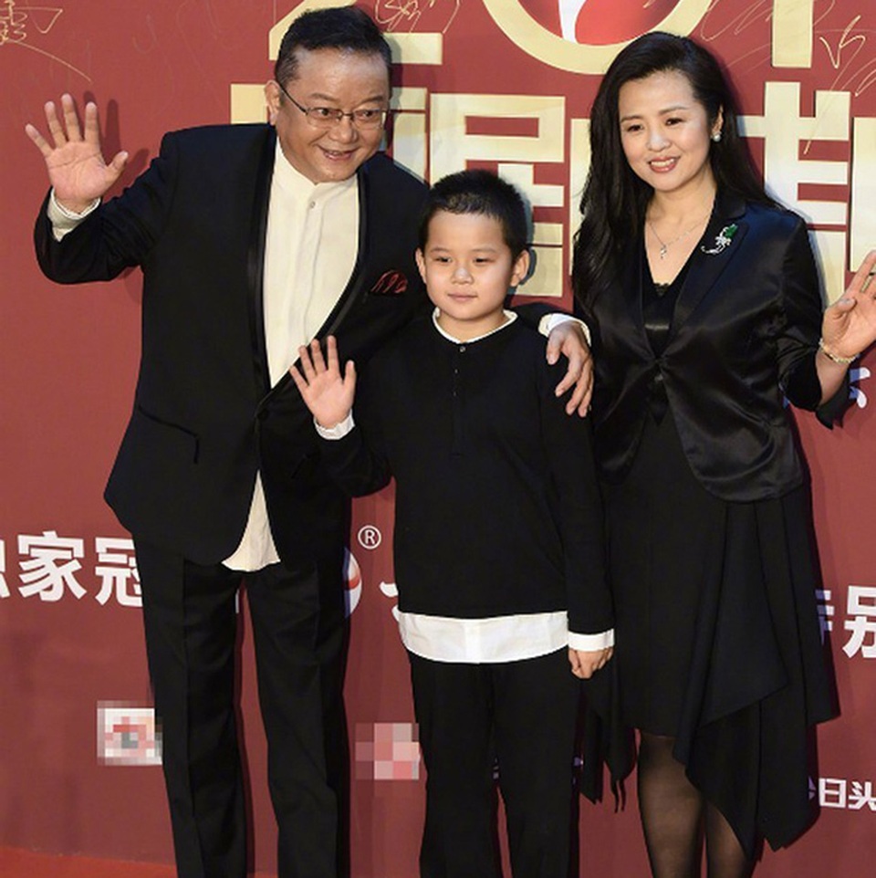 Hòa Thân Vương Cương sống sung túc bên người vợ kém 20 tuổi - 11