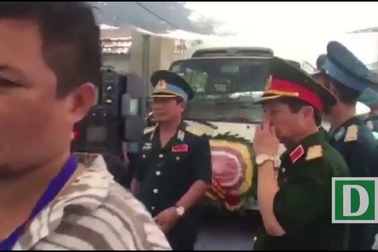 Đưa linh cữu Đại tá Trần Quang Khải về quê nhà.