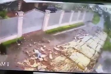 Khoảnh khắc gió mạnh thổi bức tường đổ đè cô gái bất tỉnh