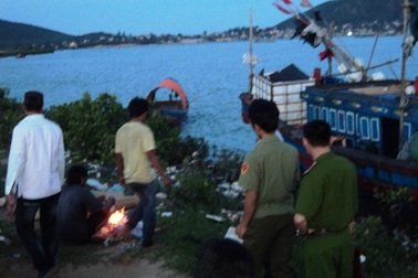 Chèo thuyền thả lưới, phát hiện xác chết trên sông