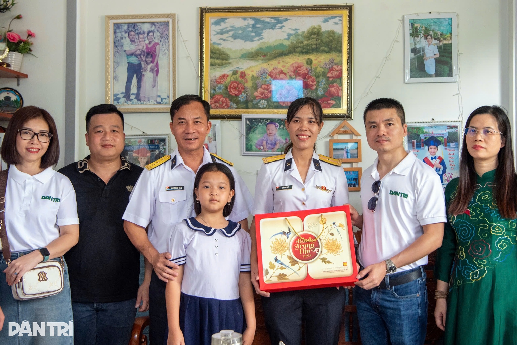 Menziarahi dan memberi hadiah kepada saudara mara syahid dan pegawai Tentera Laut yang bekerja di Truong Sa - 3 Thăm tặng quà đến thân nhân liệt sỹ, cán bộ Hải quân công tác ở Trường Sa - 3