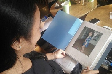 Người mẹ một mình sang Pháp đòi con: "Tôi sợ con quên mất mẹ”