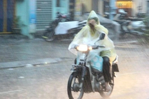 Miền Bắc có nơi mưa lớn, nơi vẫn nắng nóng