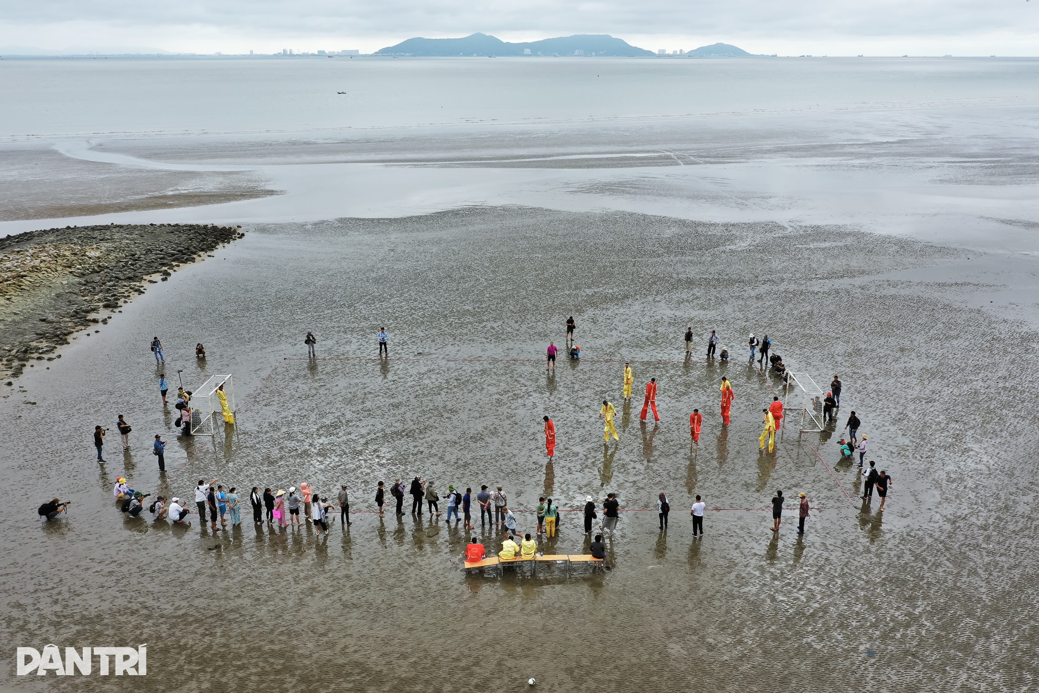 Pescadores correm e jogam futebol sobre pernas de pau no Festival da Baleia - Can Gio - 3 Ngư dân chạy đua, đá bóng bằng cà kheo tại Lễ hội Nghinh Ông - Cần Giờ  - 3