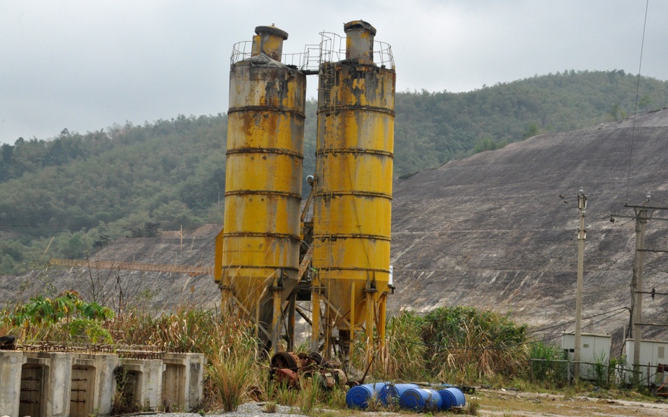 Về nơi người dân sống lo sạt lở, chết không có đường đi chôn - 4 Về nơi người dân sống lo sạt lở, chết không có đường đi chôn - 4