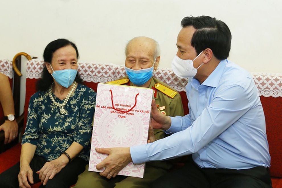 Nâng trợ cấp của Bà mẹ Việt Nam anh hùng lên bằng 3 lần mức chuẩn - 1 Nâng trợ cấp của Bà mẹ Việt Nam anh hùng lên bằng 3 lần mức chuẩn - 1