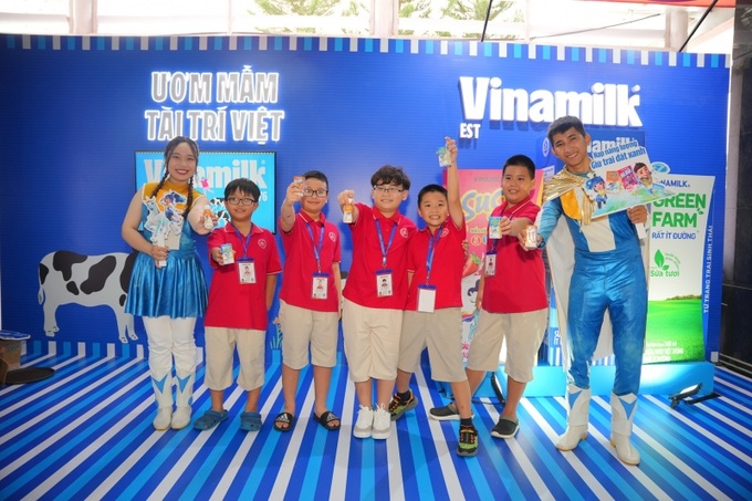 Sữa chua uống Vinamilk SuSu, sữa trái cây Vinamilk Hero, sữa tươi Vinamilk Green Farm giúp các tuyển thủ nhí giải tỏa căng thẳng bằng các hoạt động phát mẫu thử và hoạt náo vui nhộn.