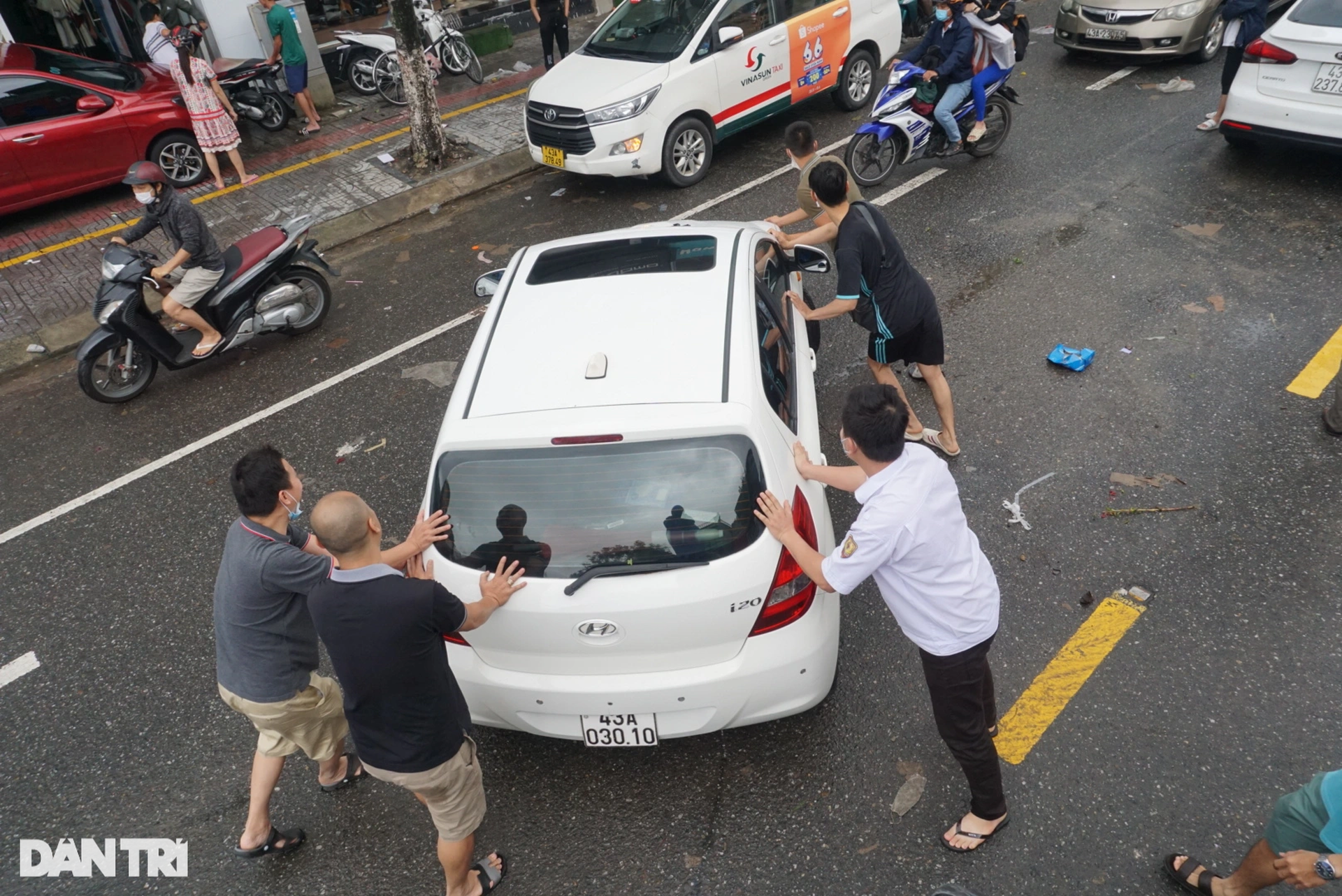Đường phố Đà Nẵng ngổn ngang hàng trăm ôtô chết máy sau khi nước rút - 9 Đường phố Đà Nẵng ngổn ngang hàng trăm ôtô chết máy sau khi nước rút - 9