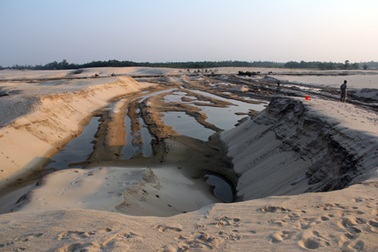 Được xã tiếp tay, cát tặc mặc sức "đại náo"