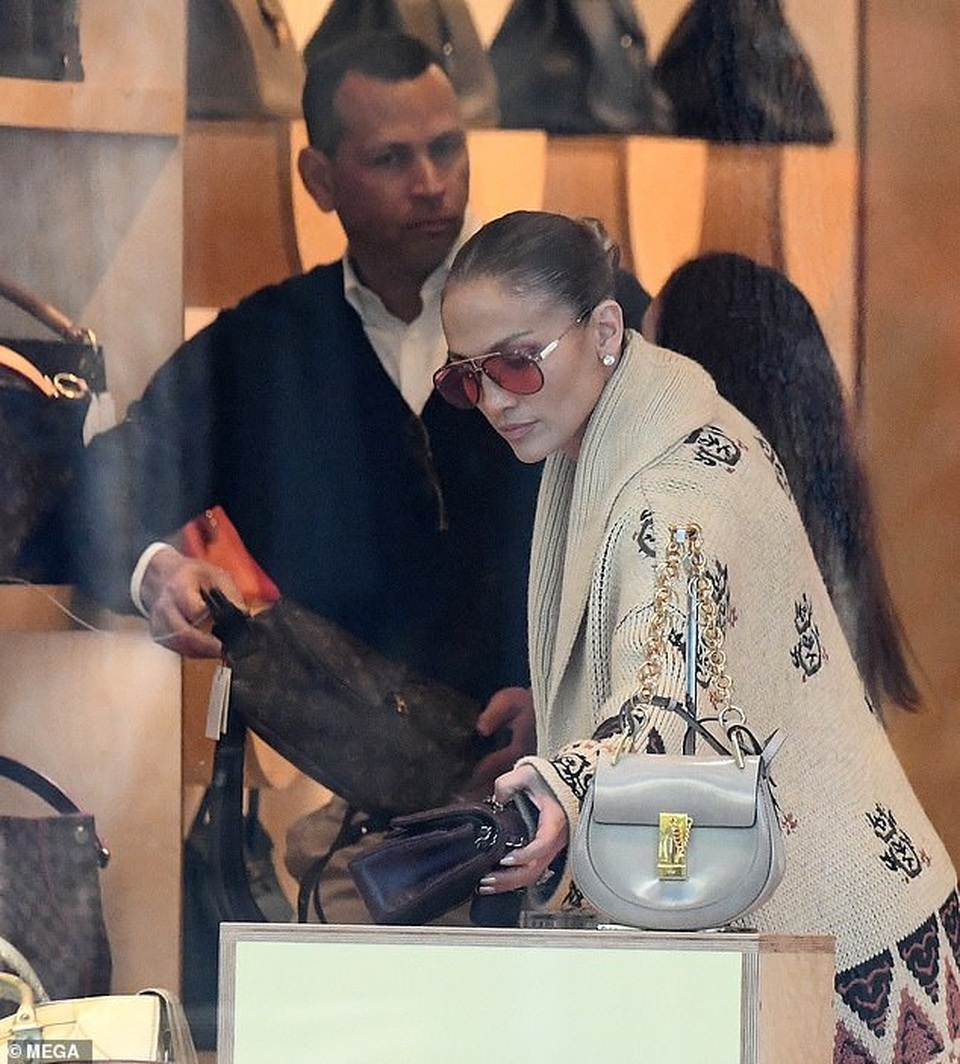 Jennifer Lopez sành điệu cùng bạn trai đi mua sắm - 4 Jennifer Lopez sành điệu cùng bạn trai đi mua sắm - 4