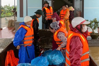 Người bị co giật kẹt trong lũ ở Đà Nẵng, được công binh giải cứu kịp thời