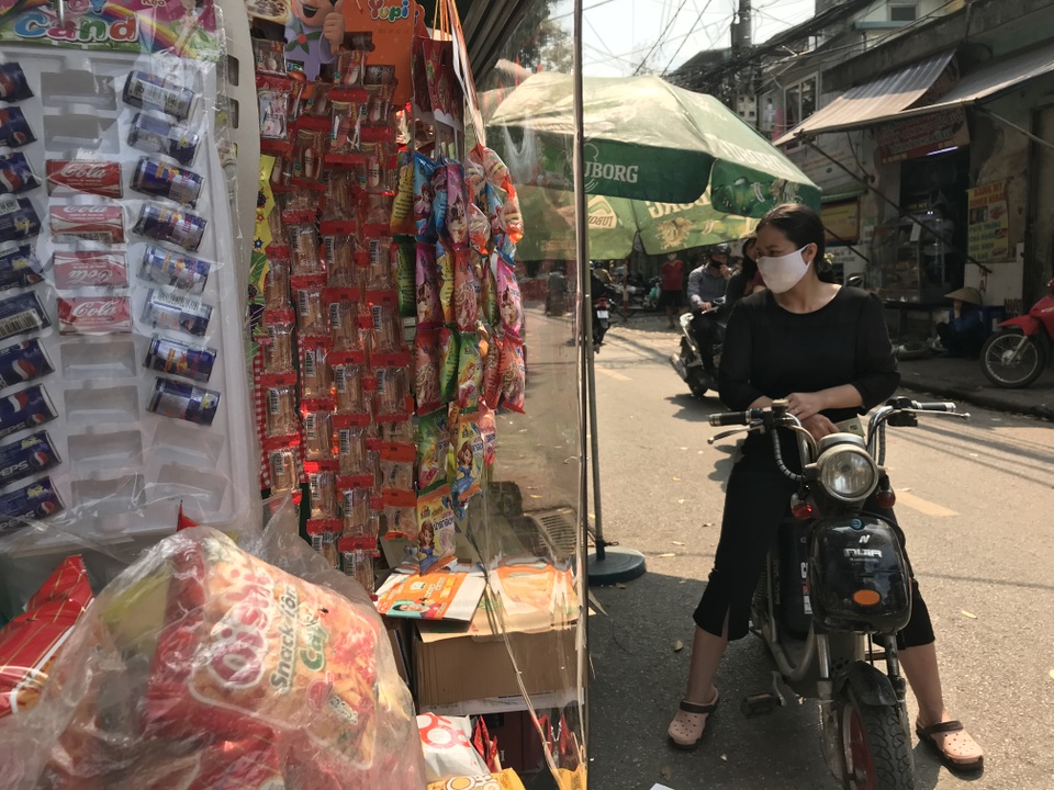 Bức tường nilon phòng dịch Covid-19 có 1-0-2 của chủ tiệm tạp hóa - 8 Bức tường nilon phòng dịch Covid-19 có 1-0-2 của chủ tiệm tạp hóa - 8
