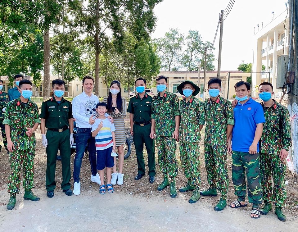 Bà xã Đăng Khôi làm điều đặc biệt dành tặng các “người hùng” ở khu cách ly - 4 Bà xã Đăng Khôi làm điều đặc biệt dành tặng các “người hùng” ở khu cách ly - 4