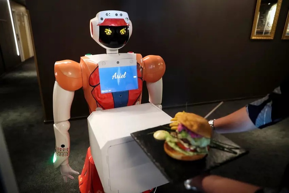 Khách sạn dùng robot phong cách hầu gái tích hợp AI phục vụ khách - 3 Khách sạn dùng robot phong cách hầu gái tích hợp AI phục vụ khách - 3