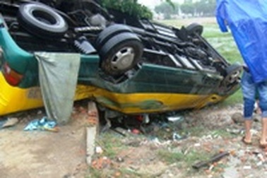 Xe khách lật ngửa, 7 người thoát chết may mắn