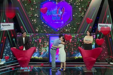 Con trai vui mừng, vỗ tay liên tục khi thấy bố hôn má bạn gái mới