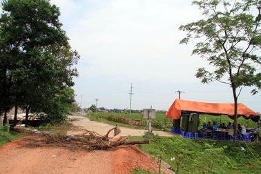 Hà Nội: Người dân dựng lều, đổ đá ra đường chặn xe ô tô chở rác