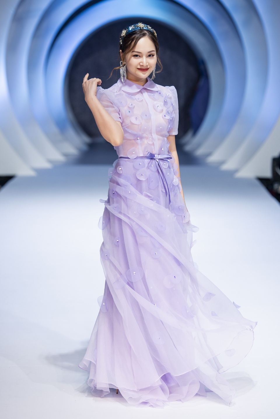 Quỳnh Búp bê Phương Oanh, BTV Hoài Anh cùng mỹ nhân chuyển giới catwalk - 12 Quỳnh Búp bê Phương Oanh, BTV Hoài Anh cùng mỹ nhân chuyển giới catwalk - 12