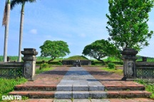 Kẻ xấu mang dụng cụ tìm cổ vật xâm hại lăng mộ vua Lê Túc Tông