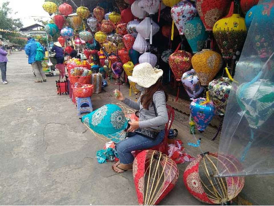 Giữa dịch corona, nghề đèn lồng 400 năm vẫn tấp nập phố Hội - 1 Giữa dịch corona, nghề đèn lồng 400 năm vẫn tấp nập phố Hội - 1