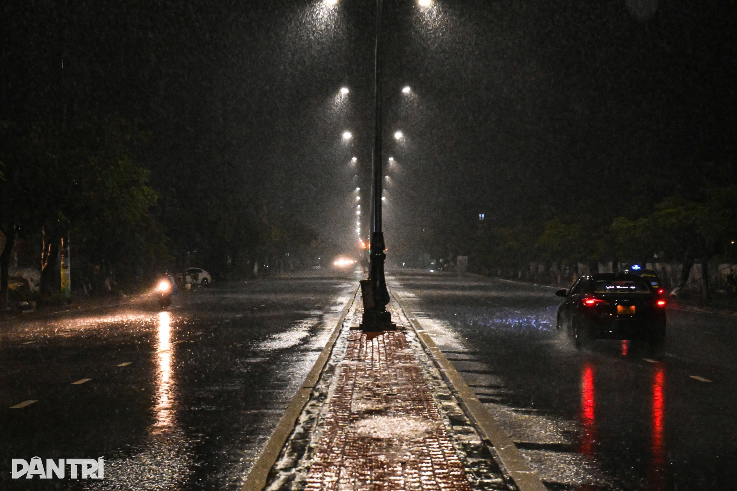 Hải Phòng mưa to gió lớn, loạt phương tiện ra biển Đồ Sơn phải quay đầu - 3