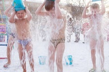 Sốc trước cảnh trẻ nhỏ cởi trần dội nước lạnh ở nhiệt độ -25 độ C