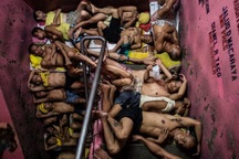 Những hình ảnh nghẹt thở trong nhà tù "đất chật người đông" của Philippines
