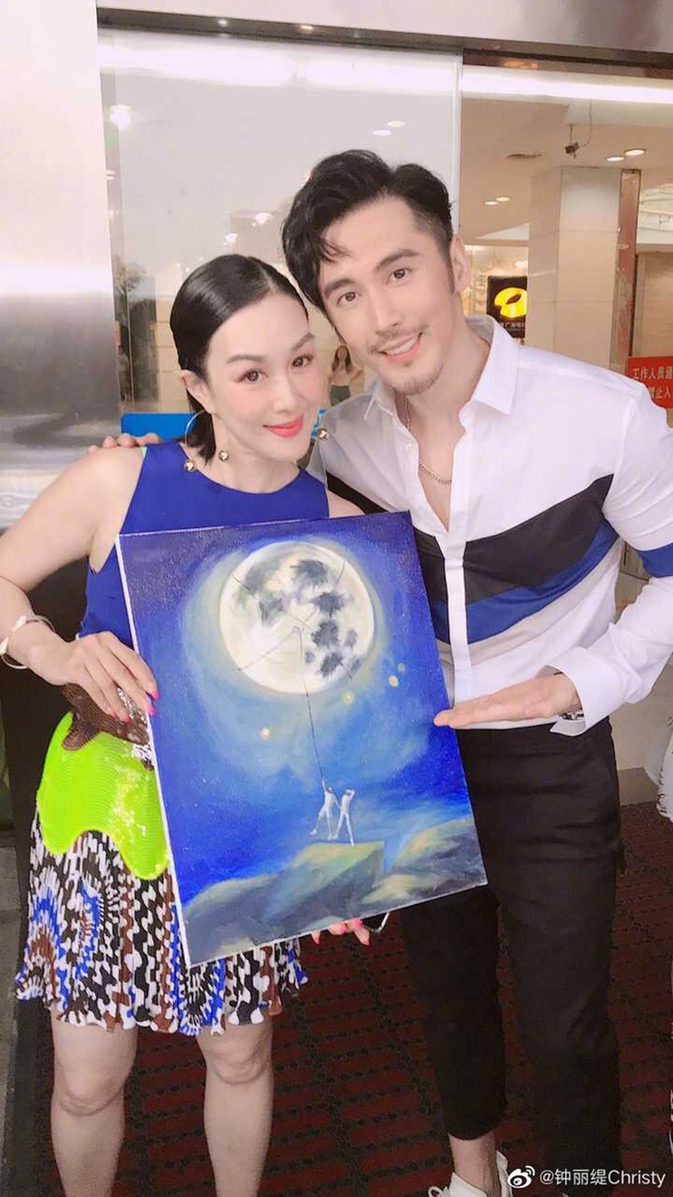 Mỹ nhân gợi cảm Chung Lệ Đề kỷ niệm 4 năm ngày cưới cùng chồng trẻ - 1 Mỹ nhân gợi cảm Chung Lệ Đề kỷ niệm 4 năm ngày cưới cùng chồng trẻ - 1