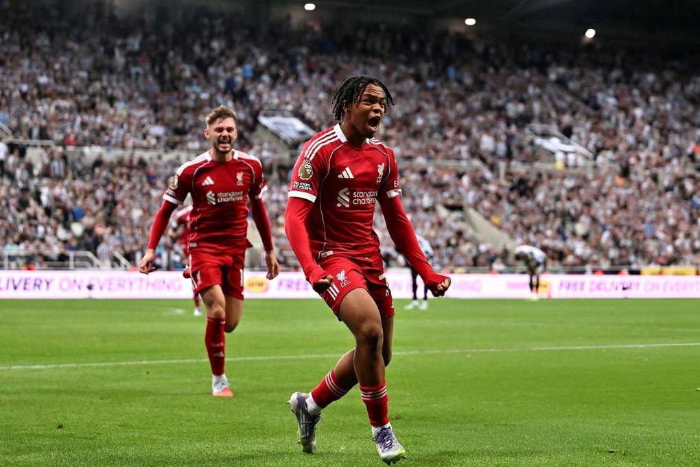 Liverpool បានយកឈ្នះ Newcastle ១០នាក់ដោយគ្រាប់បាល់តាមម៉ោងកំណត់ - ១ Liverpool hạ 10 người của Newcastle bằng bàn thắng ở phút bù giờ - 1