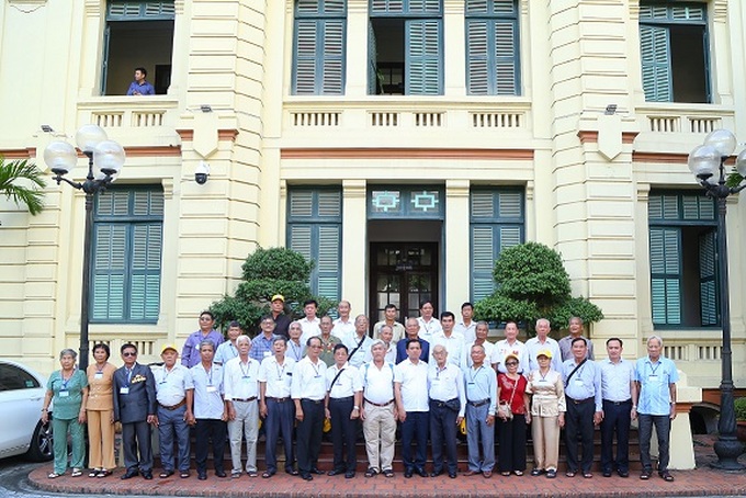 Thứ trưởng Nguyễn Bá Hoan chụp ảnh lưu niệm cùng các đại biểu người có công tỉnh Đồng Tháp.